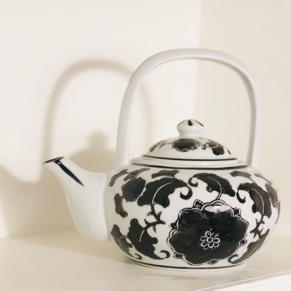♦️SOLD♦️Vintage display teapot